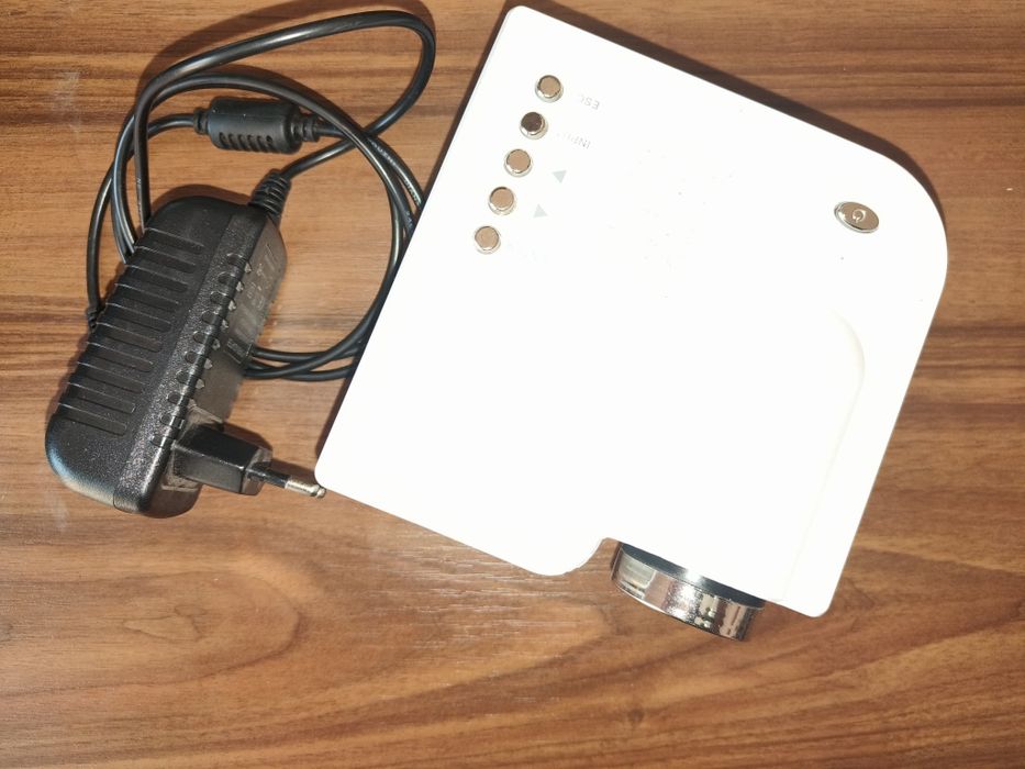 Vând mini proiector