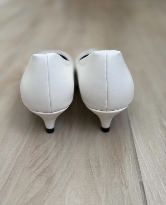 Белые туфли на низком каблуке