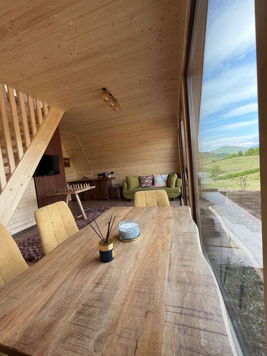 Se vine Cabana A-frame gata de locuit sau închiriat cu panorama deosebită