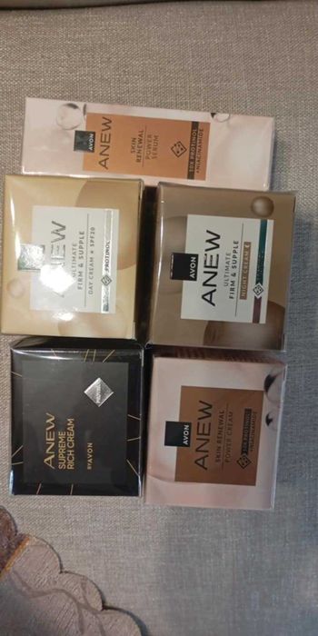 кремове, серуми и маски за лице на avon от серията на anew