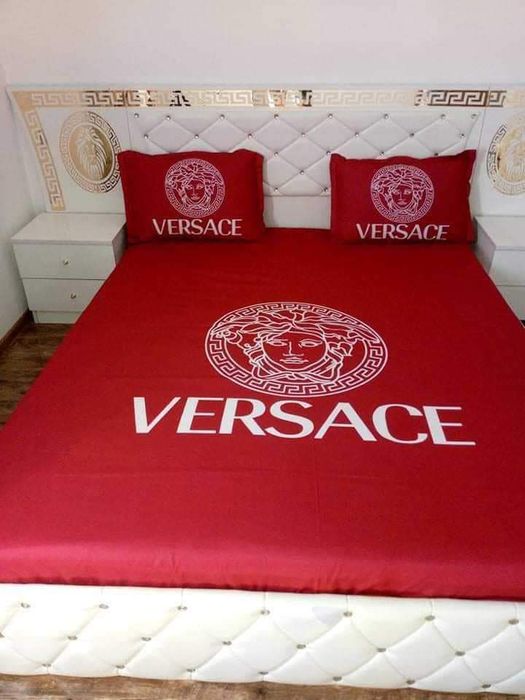 Versace rosu în stoc