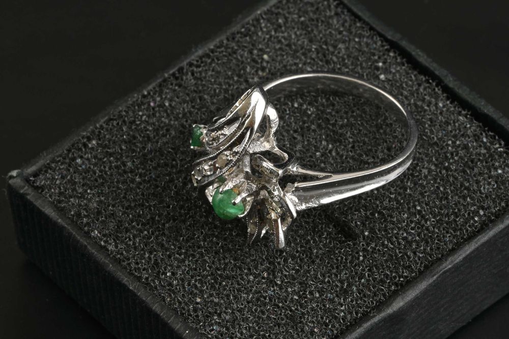 Златен Пръстен Бяло Злато 750 с Диаманти и Смарагди 4.3грама Размер 55