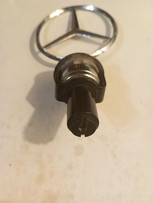 Значек на капот Мерседес.