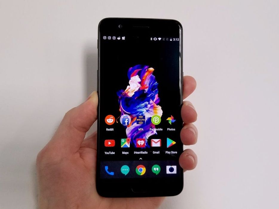 Продам One Plus A5000 Black 6/64 GB В хорошем состоянии.!