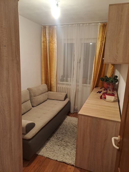 Apartament cu trei camere de inchiriat.