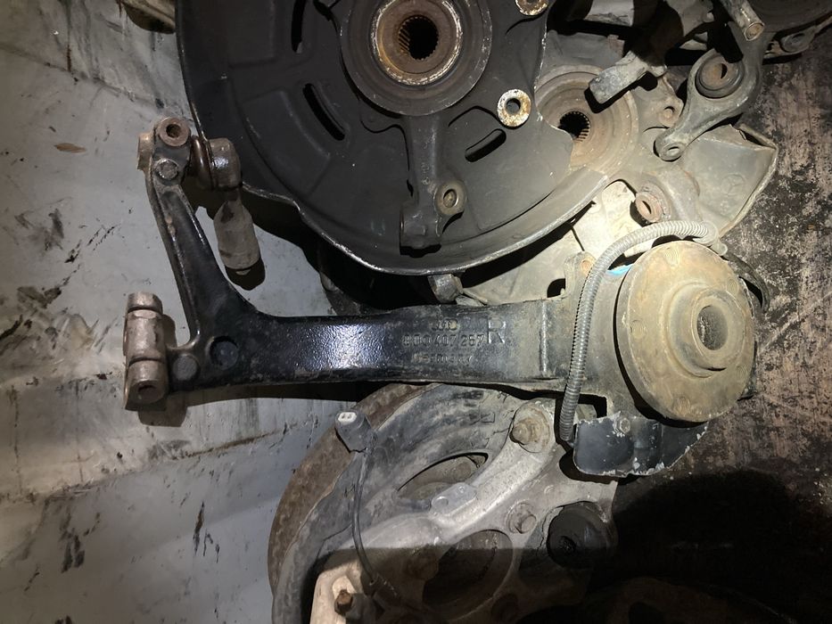 Цапфа кулак поворотный передний левый Ауди А4Б5 / Audi A4B5