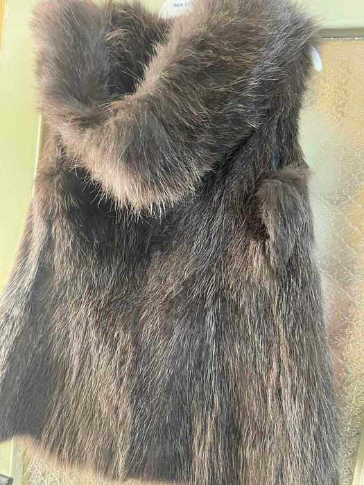 Елек естествен косъм, с голяма качулка.