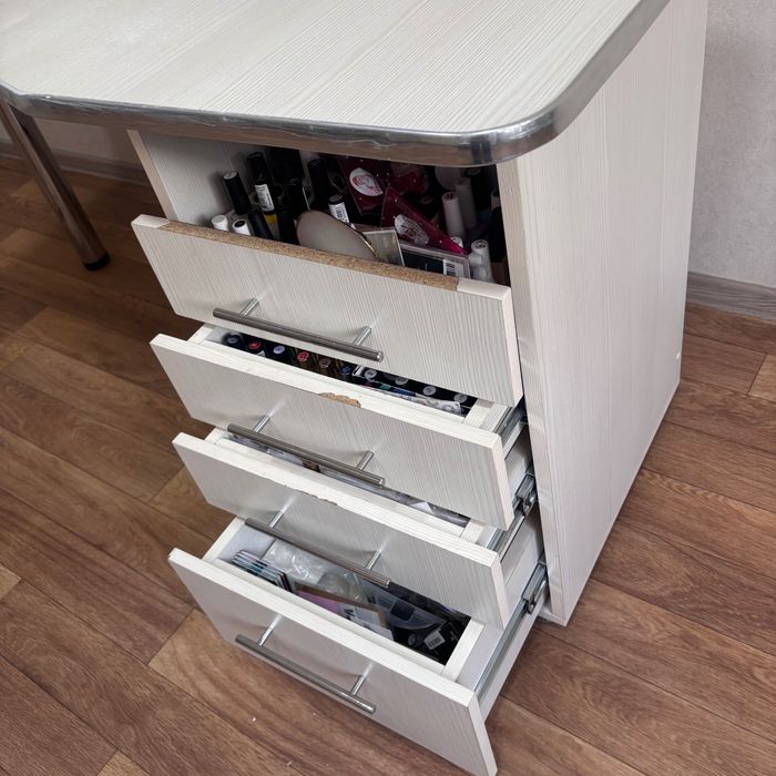 Маникюрный стол б/у