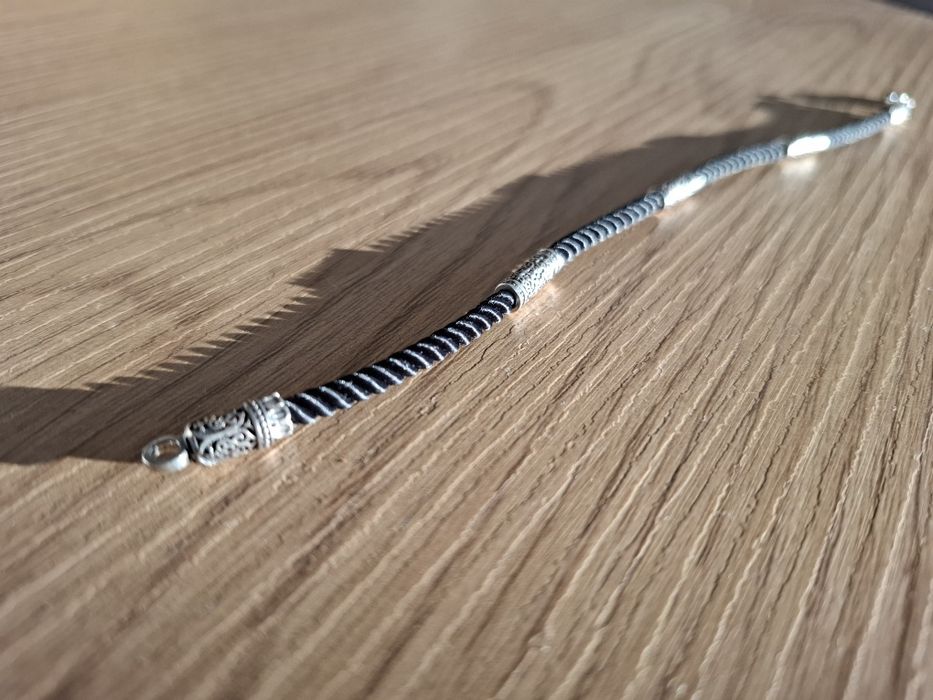 Сребърна гривна с копринени конци