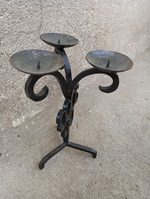 Свещник от ковано желязо за три свещи