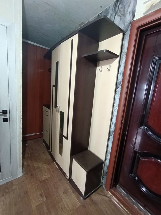 Вместительная прихожая с зеркалами, шкафом, обувницей и банкеткой