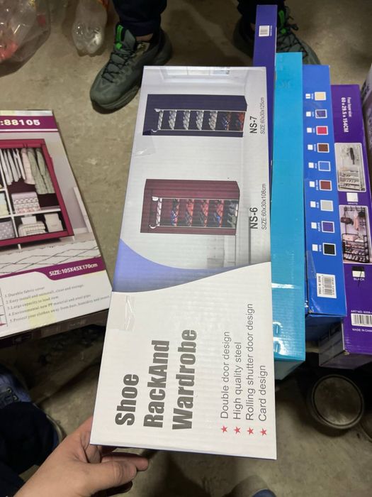 шкаф-органайзер для обуви и одежды с роллетной (раздвижной) дверцей.