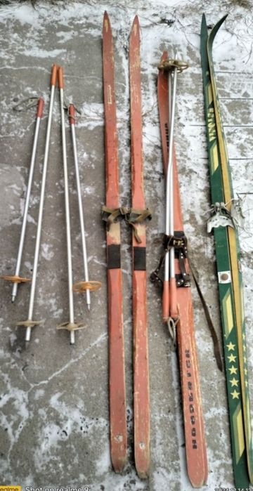 А ракетки для бадминтона, скакалки.