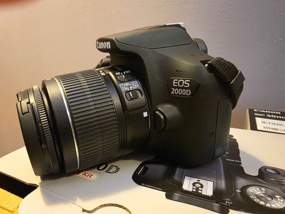 Фотоапарат Canon EOS 2000D + 2 обектива