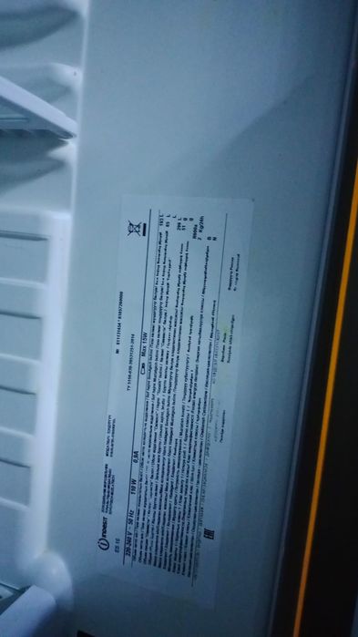 Холодильник Indesit.