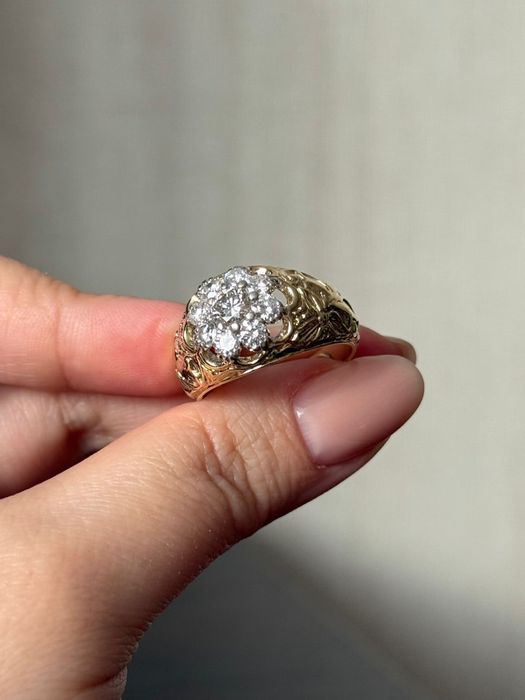 Продам золотое кольцо с бриллиантами.