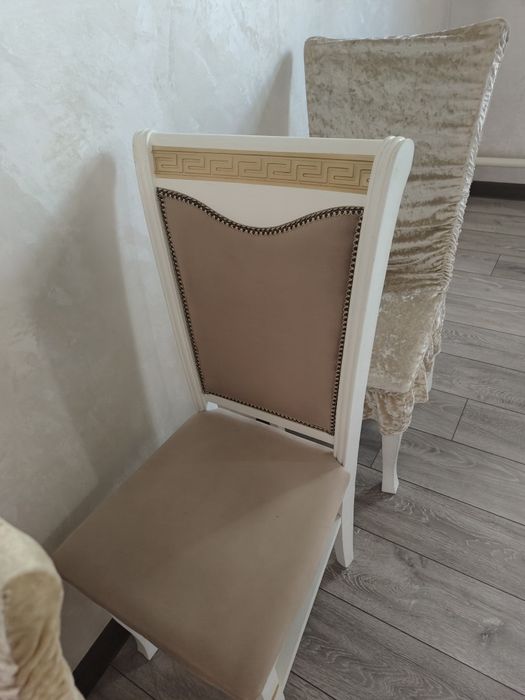 Стол со стульями.
