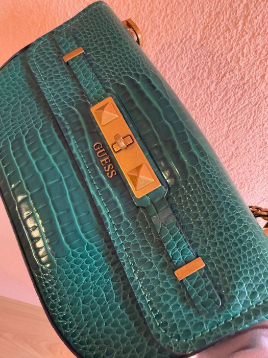 кожена чанта Guess