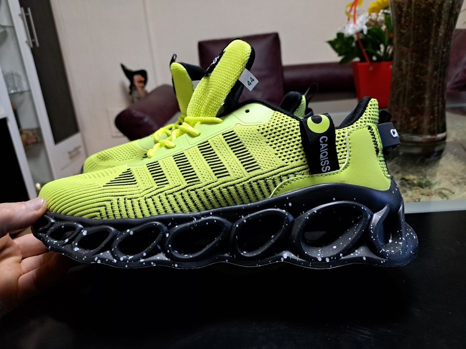 Продавам мъжки маратонки с ярко жълто желен цвят закупени от Германия.