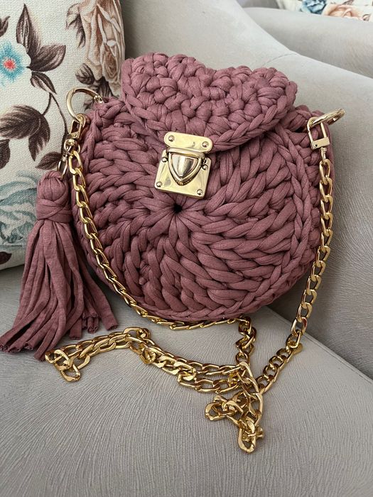 Плетена чанта в цвят пепел от рози