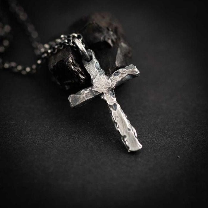 Сребърен медальон 925 – стилен мъжки кръст, символ на сила и характер.