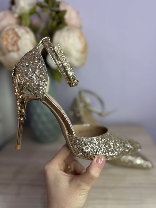 Чисто нови златни обувки