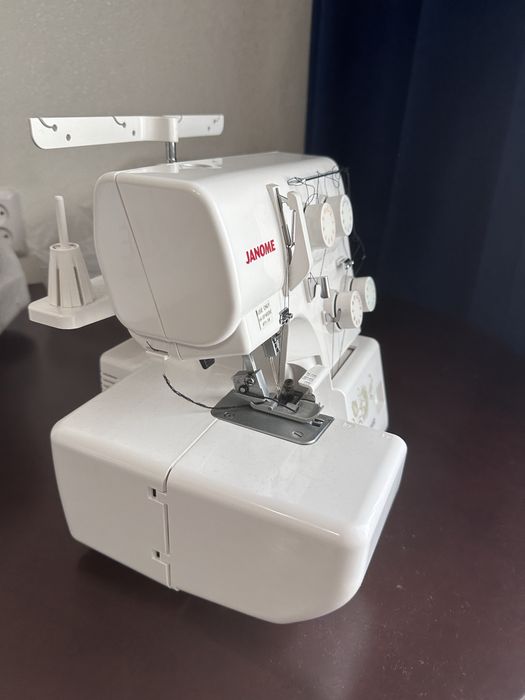 Продам оверлочную машину Janome