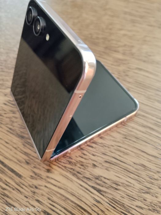 Смартфон Samsung Galaxy Z Flip5, 512,чисто нов екран GB