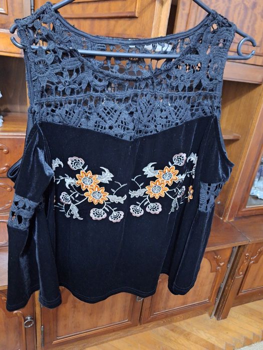 Vând iie din catifea  cu maneci  clopot si umerii goi