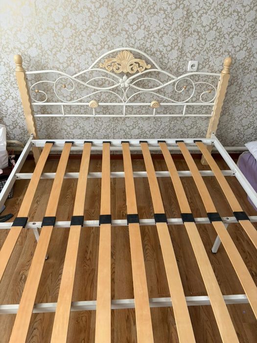 Продаю кровать в белом цвете