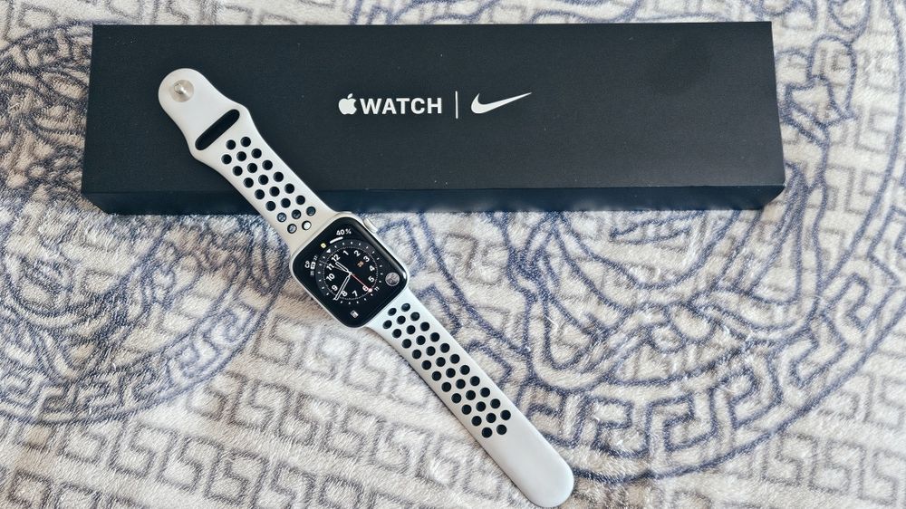 Продам Apple Watch Nike SE 44mm