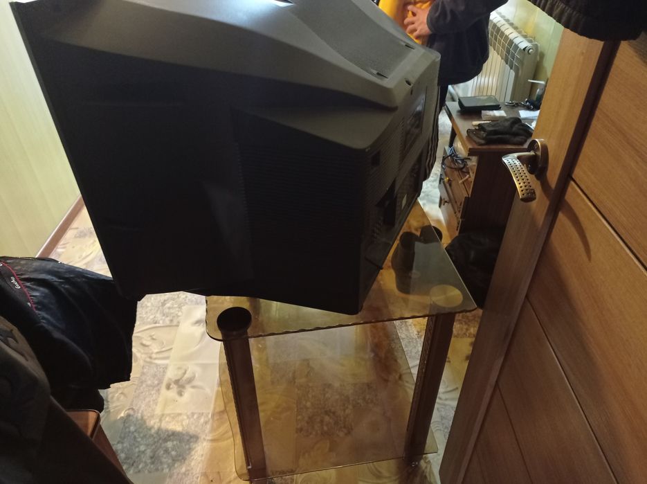 Продам телевизор вместе со столом