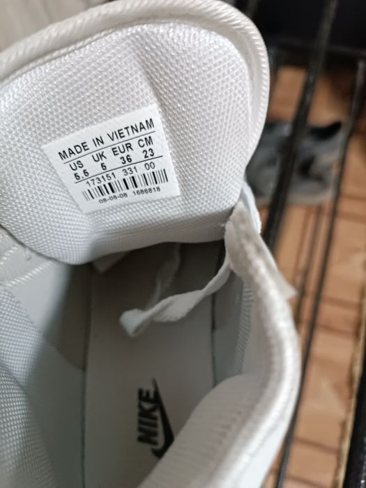 Кросовки даром находится в Караганде.