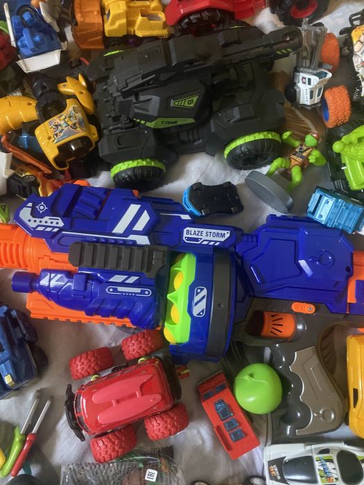 За Всё 3000. Продам Детские игрушки Машинки Трансформеры Ружьё