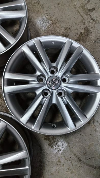 Продам оригинальные диски Тойота R16