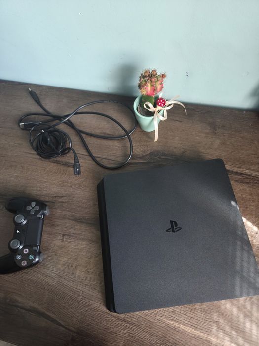 Playstation 4 Slim 1TB  + безплатна игра Mortal Kombat XL.