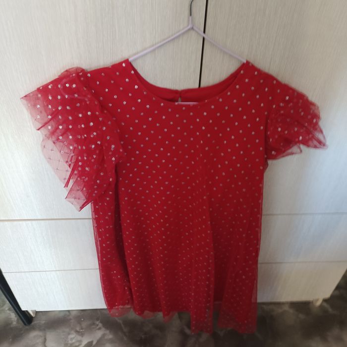 Продам красивое красное платье на девочку 7-8 лет.