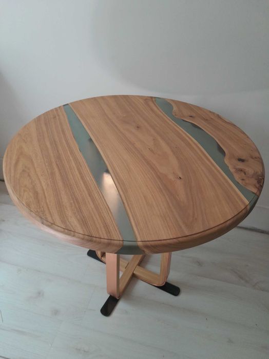 Стол из дерева с эпоксидной смолы