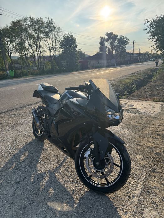 Dezmembrez Kawasaki ninja 250 r