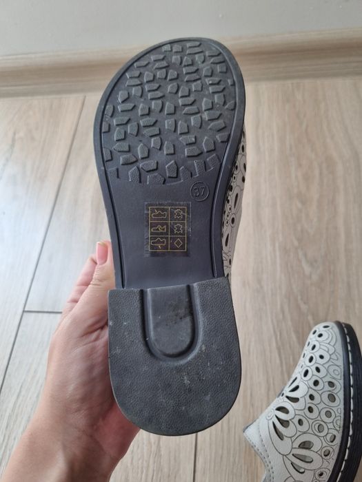 Pantofi / balerini albi din piele naturala marimea 37