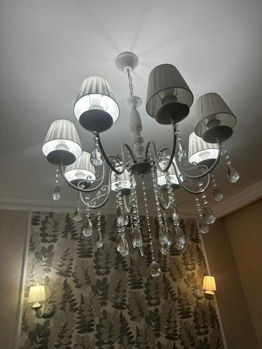 Люстра и два настенных бра