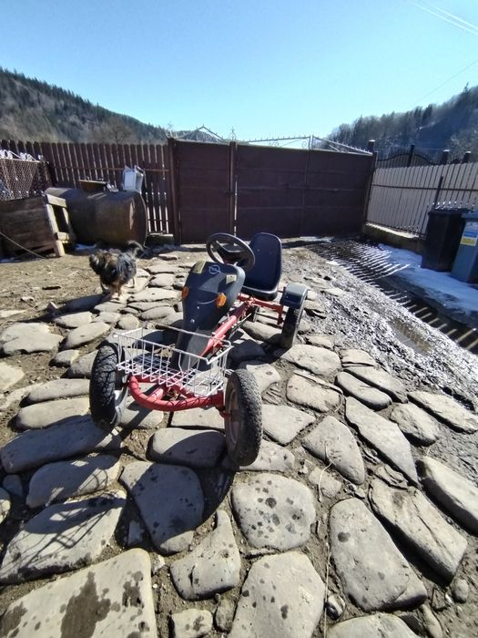 Kart cu pedale cu transmisie pe lanț