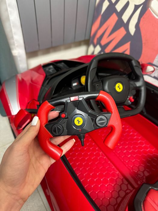 Детская машина. Оригинальная от Ferrari. Куплена в Urban Toys.