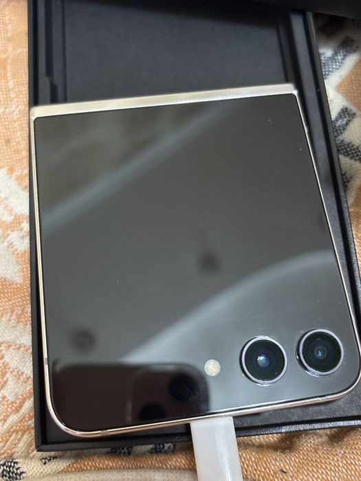 Samsung Galaxy Z Flip5 256гб на запчасти