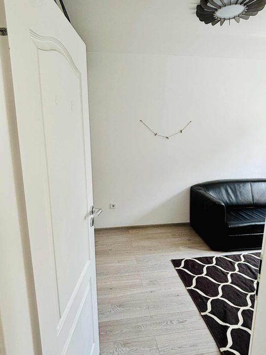 Apartament modern cu gradina.