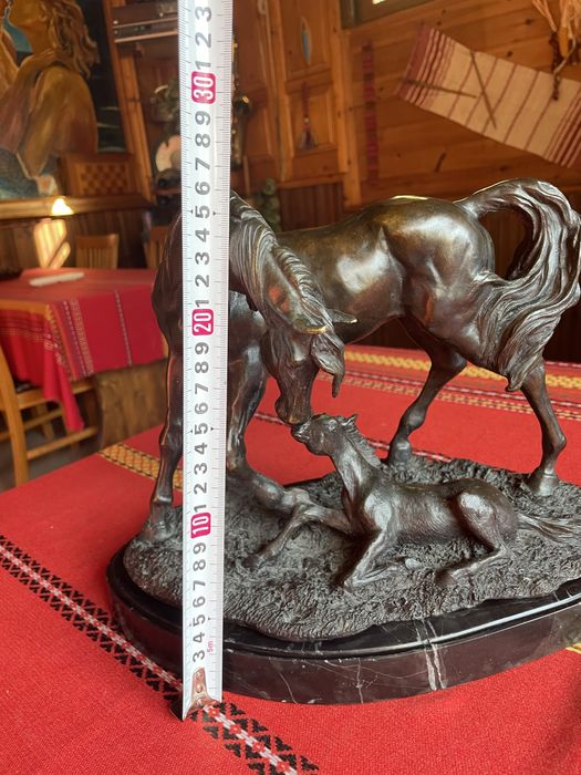 Бронзова фигура- статуетка