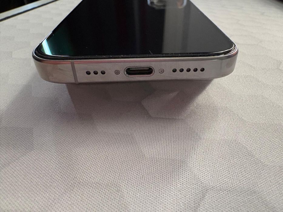 Vand sau schimb Iphone 15 pro 128 white garantie emag 88% baterie