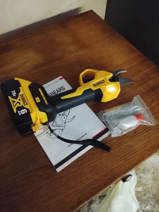 Foarfeca de grădinărit DeWalt cu o baterie de 6A