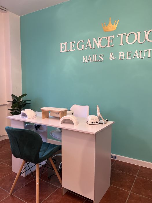 Caut colega in  salon de manichiura