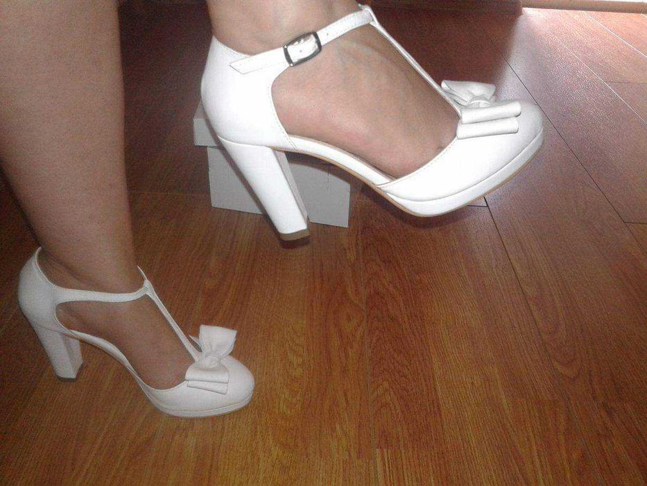 Sandale albe marimea 36